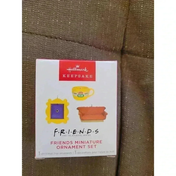 Hallmark Friends minature‎ Christmas 2023 ornaments #4 - Picture 1 of 4